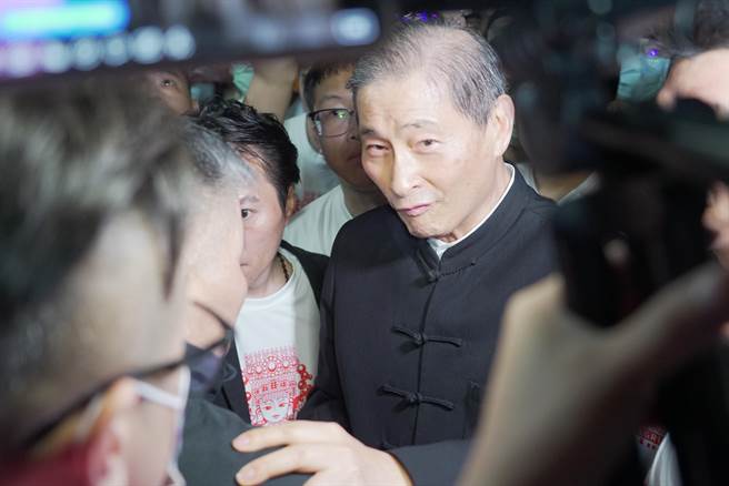 大甲镇澜宫董事长顏清标亲自押轿，过程中与前来接驾的白狼张安乐寒暄，顏清标就说，「绝对不要有事了，你们有事情大家都骂我」。（吴建辉摄）