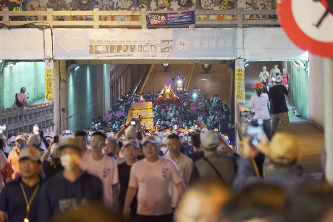 大甲妈祖銮轿23日凌晨12点通过民生地下道。（吴建辉摄）