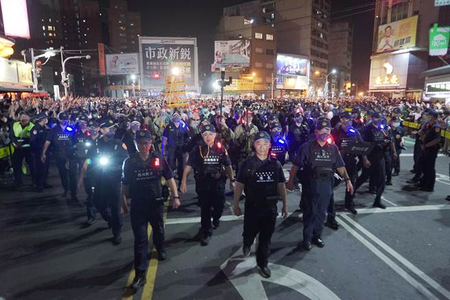 今年彰化县警局可是做足准备，来程部署1479人次警力，返程1755人次警力，共计3234人次警力维护秩序。（吴建辉摄）