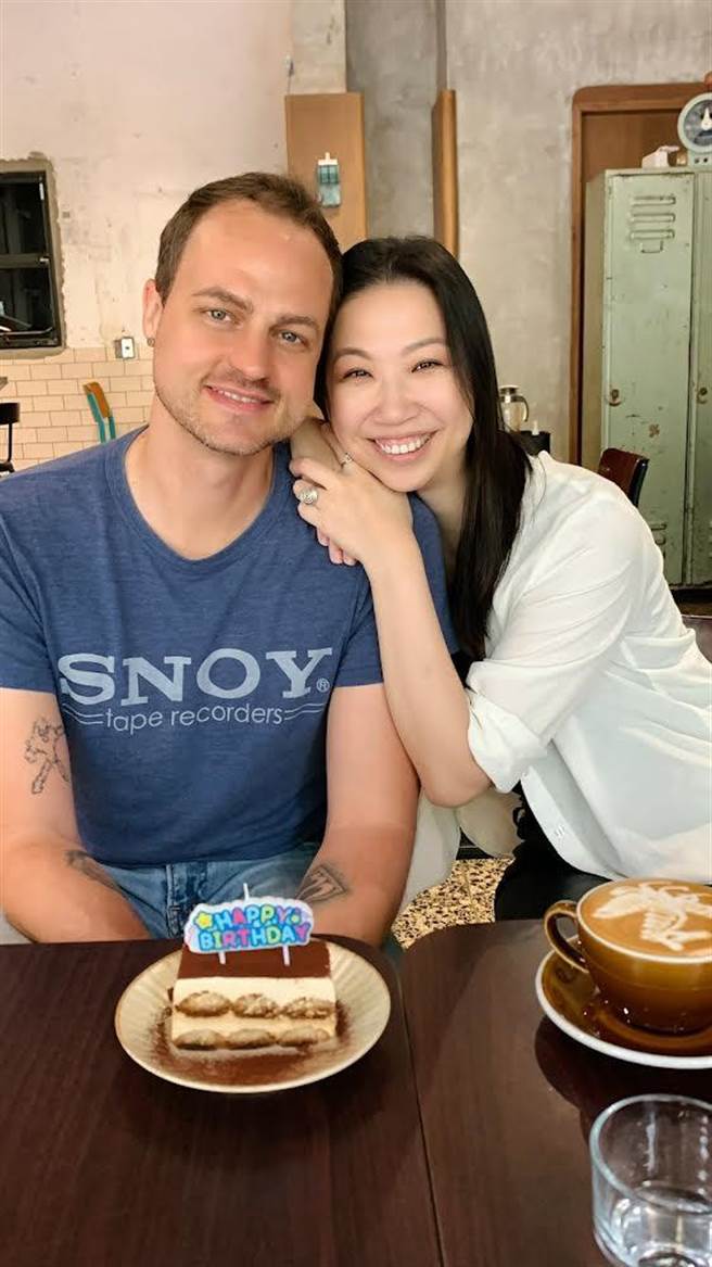苏佩卿（右）日前与音乐伙伴、老公白克迪（Cody）一起欢庆生日。（赛莲音乐提供）