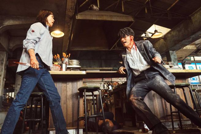 在拍摄杀手聚集的餐厅打斗场面时，全道嬿不小心受了伤，当下她浑然不知。（图／Netflix提供）