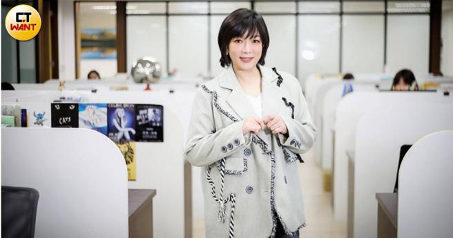 有张娃娃脸的赵咏华笑说要唱到85岁。（图／侯世骏摄）