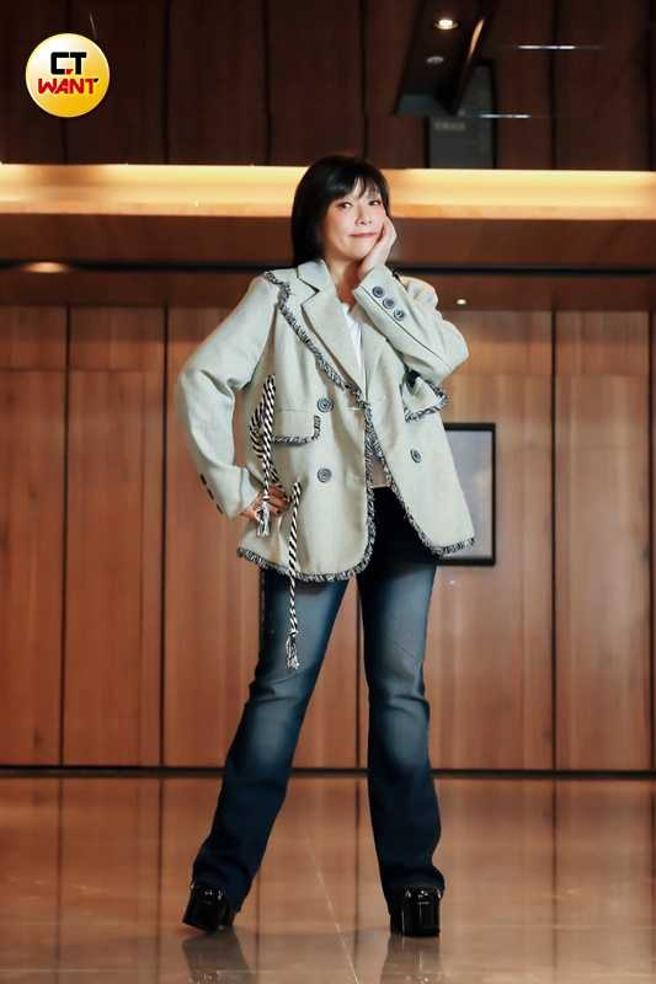 虽然工作已经要唱很多歌，但私下赵咏华仍旧喜欢去KTV抢麦克风。（图／侯世骏摄）