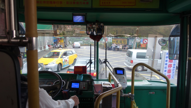 台北一名网友表示，在永康街口搭公车，发现公车内的刷卡机被贴至少50张箭头贴纸。（图／示意图，达志影像）