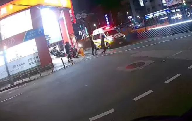 救护车行经十字路口，竟「礼让」行人优先通过。（翻摄爆料公社脸书）