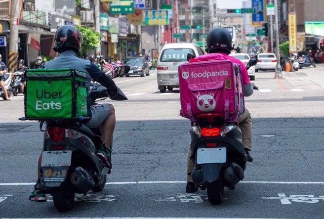 一名女外送员以为店家关门没营业取消订单，却被老板打。(外送员示意图，达志提供)