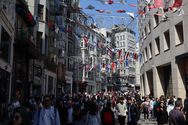 大批民眾涌向清真寺祈祷，除了为亲友，也为2月地震的逝者，及无法与亲人共度节庆的幸存者祈福。(图/中央社)
