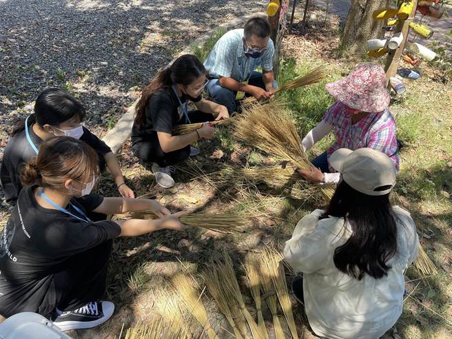 学习性青聚点「废墟餐厅」办理「偏乡搞品牌放大绝」课程，让学员实际制作稻草扫把。（教育部提供／林志成台北传真）