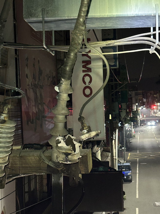 高雄市楠梓区今天凌晨4时1分因台电避雷器设备故障电力闪烁，造成楠梓右昌街变电箱火花。（图／台电提供）

