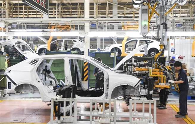 只有当科技公司与车企真正成为「好朋友」，智慧汽车的时代才会加速到来。（新华社）