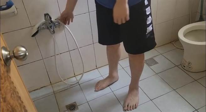 屏东市一处路灯漏电，影响邻近住户生活起居。（民眾提供）