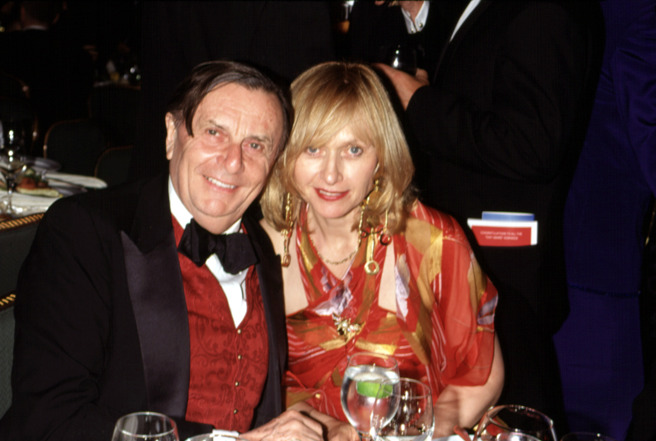 韓福瑞斯（Barry Humphries）（左）在雪梨的醫院逝世，享壽89歲。（圖/shutterstock）