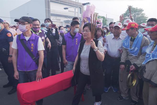 彰化县长王惠美昨天接驾时，也有准备让妈祖赐福过的压轿金，今年共有2万份，24日彰化县各户政事务所、县府服务台开放民眾索取。（吴建辉摄）