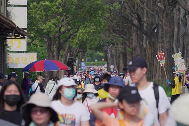 今年参与遶境人数爆满，因此要抢到压轿金更加困难。（吴建辉摄）
