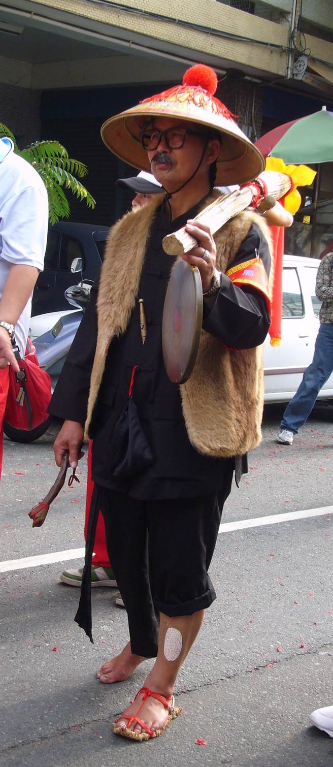 妈祖的先锋「报马仔」打扮卷起裤管一高一低，表示人生坎坷，不道人长短；脚贴膏药，不揭人疮疤。（杨登嵙提供／张妍溱台中传真）