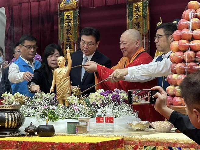 释迦牟尼佛圣诞将至，新北市佛教会邀集新北市各僧眾于新北市三重综合体育馆举行「浴佛节庆典大会」，新北市副市长刘和然前往会场浴佛祈福。（陈慰慈摄）