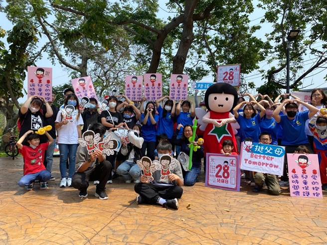 北台中家扶中心28日在东丰自行车绿廊办理亲子共骑及闯关宣导活动，邀请民眾「用爱包围：杜绝网路性剥削、全民儿保特攻队」。（北台中家扶中心提供／陈淑娥台中传真）