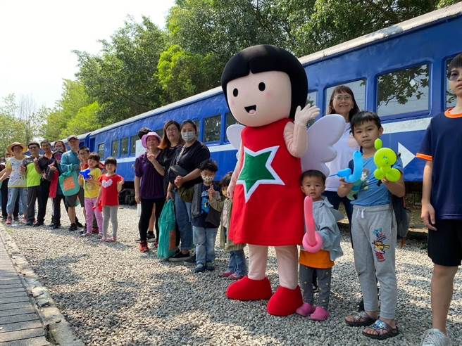 北台中家扶中心28日在东丰自行车绿廊办理亲子共骑及闯关宣导活动，邀请民眾「用爱包围：杜绝网路性剥削、全民儿保特攻队」。（北台中家扶中心提供／陈淑娥台中传真）