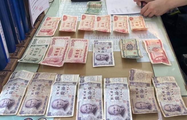 台南市政府环保局学甲区清洁队员赖启豪、陈福成清运大型家具时，发现价值约2万元的绝版钞票和饰品。（台南市政府环保局提供／张毓翎台南传真）