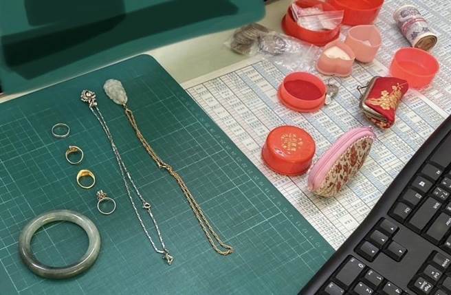 台南市政府环保局学甲区清洁队员赖启豪、陈福成清运大型家具时，发现价值约2万元的绝版钞票和饰品。（台南市政府环保局提供／张毓翎台南传真）