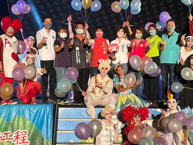 纸风车文教基金会邀请未来艺术卡车台湾特技团到中寮国中表演「爱丽pu的奇境梦游」，充满奇幻特技，也让大人小孩欢乐声不断。（民眾提供／冯惠宜南投传真）