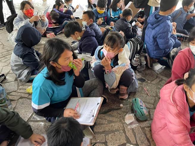 花东纵谷国家风景区管理处鲤鱼潭环境教育中心，开发新的环境教育课程「恋恋民俗植物」，利用2小时的时间，带领民眾认识环潭步道两旁植物的传统应用，省思现代生活对环境的影响。（纵管处提供／罗亦晽花莲传真）