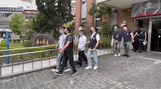 警方逮捕4名诈欺车手。（翻摄画面）