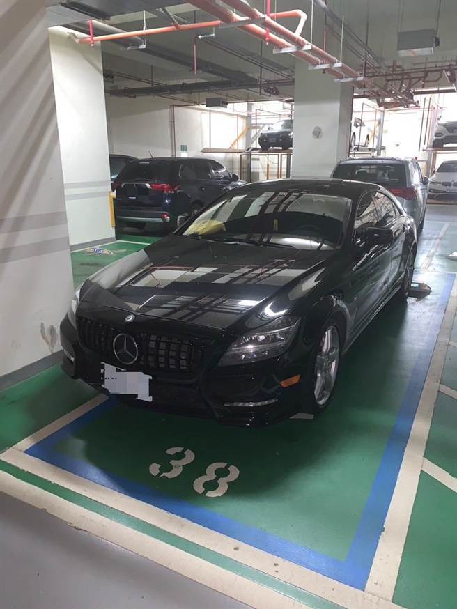 诈团车手驾驶高级轿车取款，遭警方查扣。（翻摄画面）