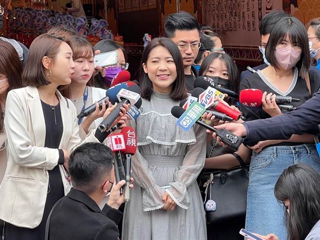 徐巧芯批，许淑华是薪水小偷，议会开会时几乎全数缺席，许淑华也回批她才是「薪水小偷」，今徐再酸许「逻辑死亡」，两人持续隔空交锋。（李奇叡摄）