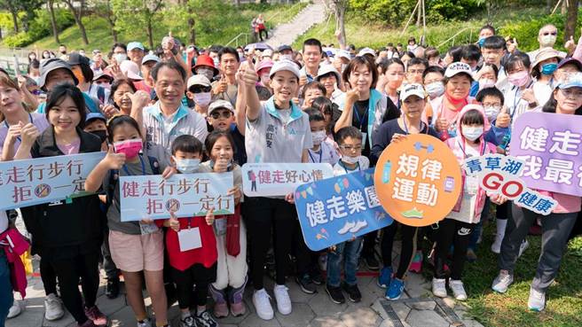 新竹市首场拒菸健走青草湖登场，新竹市长高虹安与400位市民挥汗同行。（新竹市政府提供／王惠慧新竹传真）