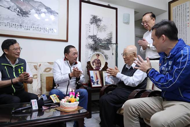 新北市长侯友宜到永和替105岁退役上将、前退辅会主委许歷农庆祝105岁生日。（陈慰慈摄）