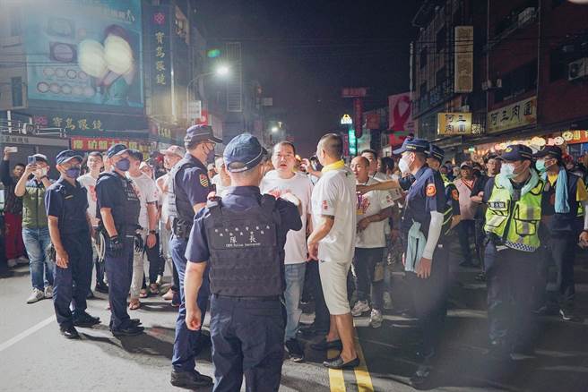 当地林姓民眾表示，看到彰化的警察从下午就开始将地下道周边围起，晚间开始管制一路到深夜，其实大家都很辛苦，她认为好的宫庙文化需要大家来守护。（吴建辉摄）