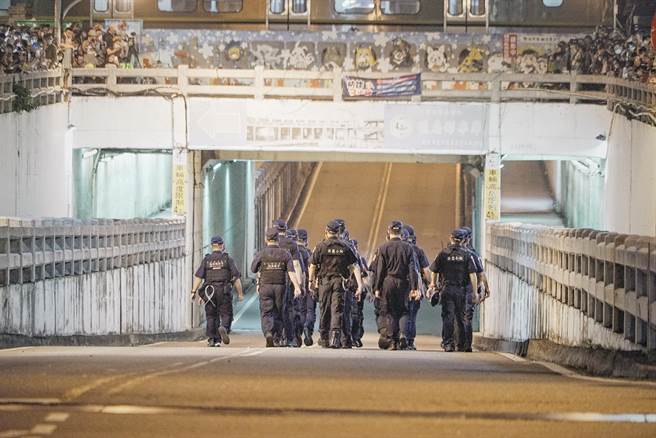 今年彰化警方做足准备，投入3234人次警力维护秩序，地下道前更围起超过400公尺的改道牌，并组成专责处理纠眾滋事或打架的机动应变队因应突发状况。（吴建辉摄）