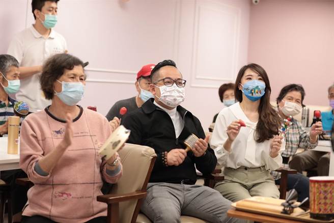 基隆市议长童子玮（中）与市议员许睿慈（右）共同体验日照中心的音乐治疗课程。（童子玮办公室提供／徐佑升基隆传真）