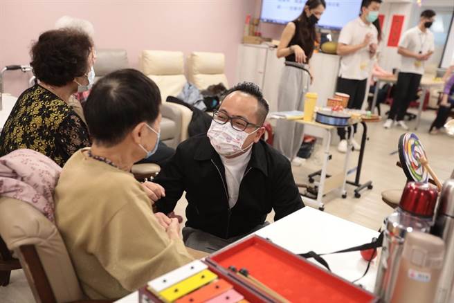 童子玮表示，将持续争取基隆增设日照中心。（童子玮办公室提供／徐佑升基隆传真）