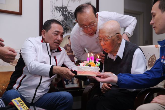 新北市长侯友宜（左）23日探访许歷农（右），送上生日蛋糕，两人一同吹蜡烛，祝他105岁生日快乐。（黄世麒摄）