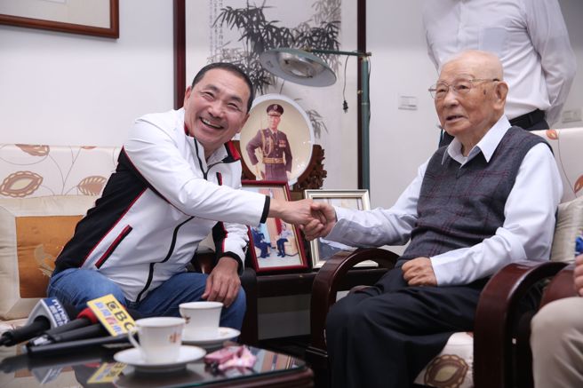 新北市长侯友宜（左）23日探访许歷农（右），祝他105岁生日快乐。（黄世麒摄）