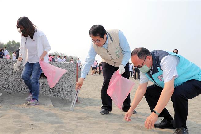 民间团体今台南安平观夕平台举办「净滩减塑总动员」台南场活动，市长黄伟哲也特别前往参与，支持并感谢企业的发起及民眾群起响应的爱心。（市府提供／洪荣志台南传真）