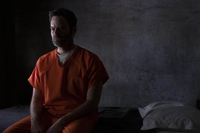 《杀手进城》剧照，比尔哈德饰演贝瑞（Barry），正在服刑的贝瑞该如何面对第四季的转折。（HBO GO提供）