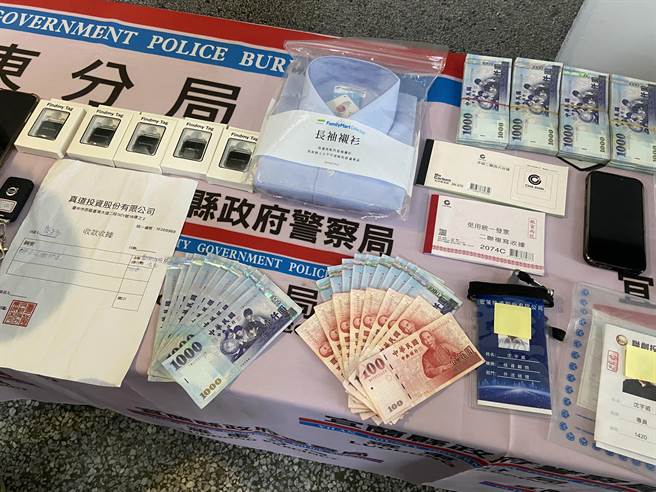 查扣取款收据、公司印章、工作证、作案车辆、行动电话、卫星定位器及1万余元赃款等。（吴佩蓉摄）