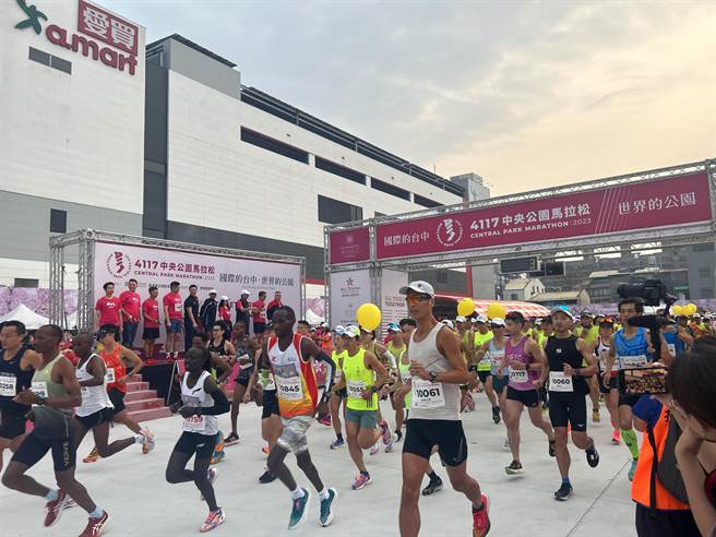 「4117中央公园马拉松」23日盛大鸣枪起跑，吸引6000人共襄盛举，场面热闹。（林欣仪摄）