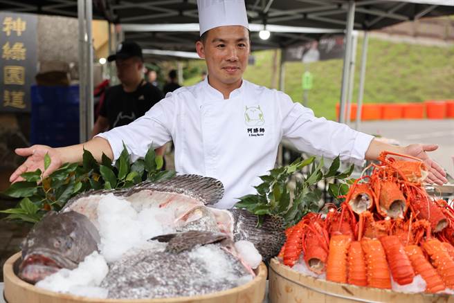 赞助单位双橡园开发在现场提供龙虾、干贝、乌鱼子、肋排、骰子牛等顶级补给，超级吸睛。（活动单位提供）