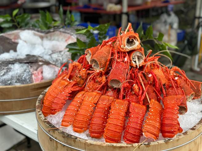 赞助单位双橡园开发在现场提供龙虾、干贝、乌鱼子、肋排、骰子牛等顶级补给，超级吸睛。（活动单位提供）