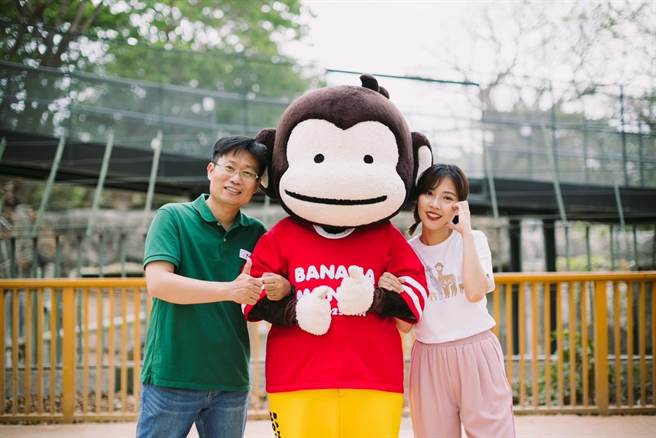 壽山動物園邀請高市府發言人周璟瑜及在地品牌代言猴大哥拍攝宣傳影片，導「食物不手提收好在包包」等6大妙招，讓獼猴不「黏踢踢」。（柯宗緯翻攝）