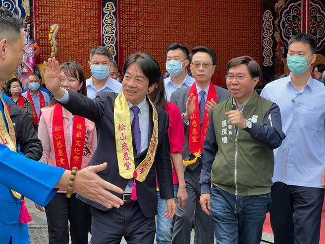 国民党主席朱立伦今至松山慈惠堂台北母娘文化季护国龙神祈福法会捻香祈福，离开后没多久副总统赖清德亦抵达现场。（李奇叡摄）