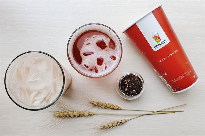 COMEBUY现正主打现萃大麦红茶、奶茶，标榜一喝就能感受纯正的麦香。（COMEBUY提供）