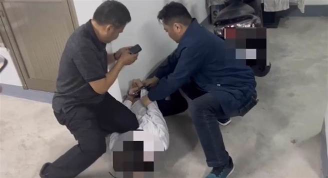 警方于相约面交现金处逮捕沈姓犯嫌。（吴佩蓉摄）