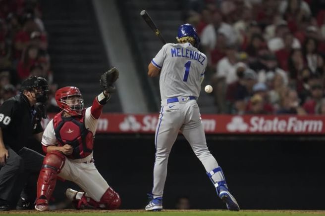 皇家梅伦德斯第9局满垒时挨触身球，挤回致胜分。（美联社）