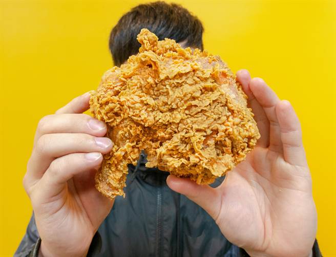 拿坡里一桶4支「超级战斧鸡腿」，原价596元，限时特价399元。（拿坡里提供）