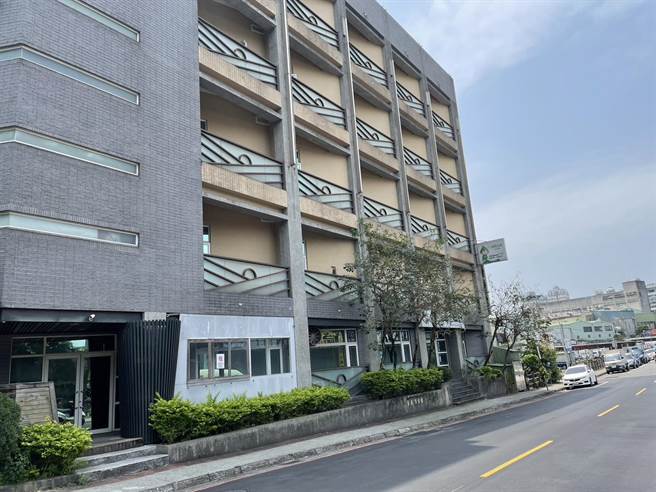 新店某汽车旅馆今天上午传出2女命案，警方正在调查中。（翻摄画面）